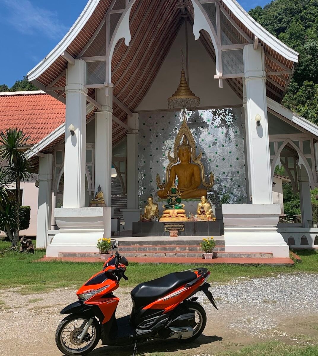 40 litre backpack which should be enough to carry everything you need for slow travel in a warm climate.